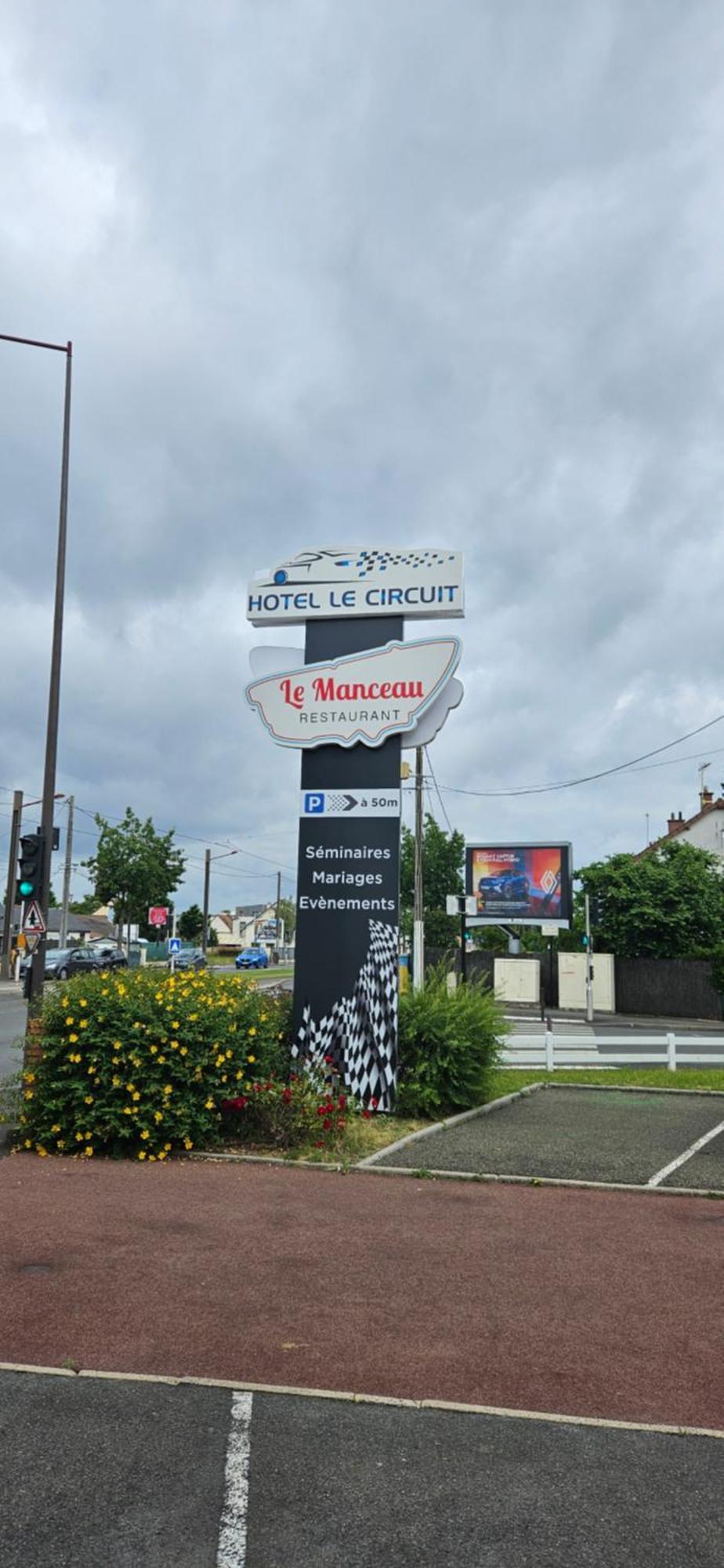 Hotel Le Circuit Le Mans Exterior foto